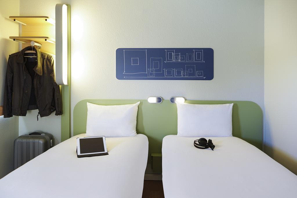 Ibis Budget Cergy St Christophe Экстерьер фото