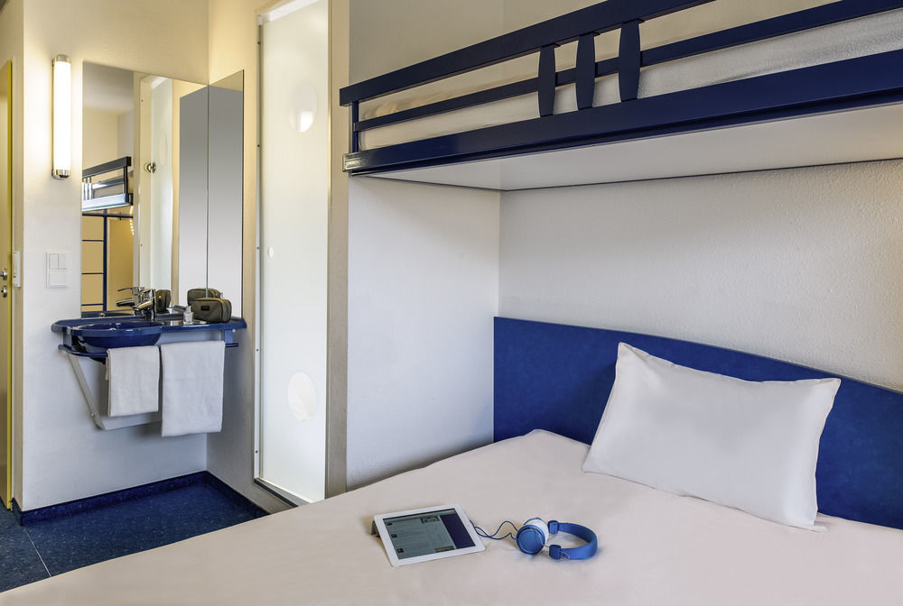 Ibis Budget Cergy St Christophe Экстерьер фото