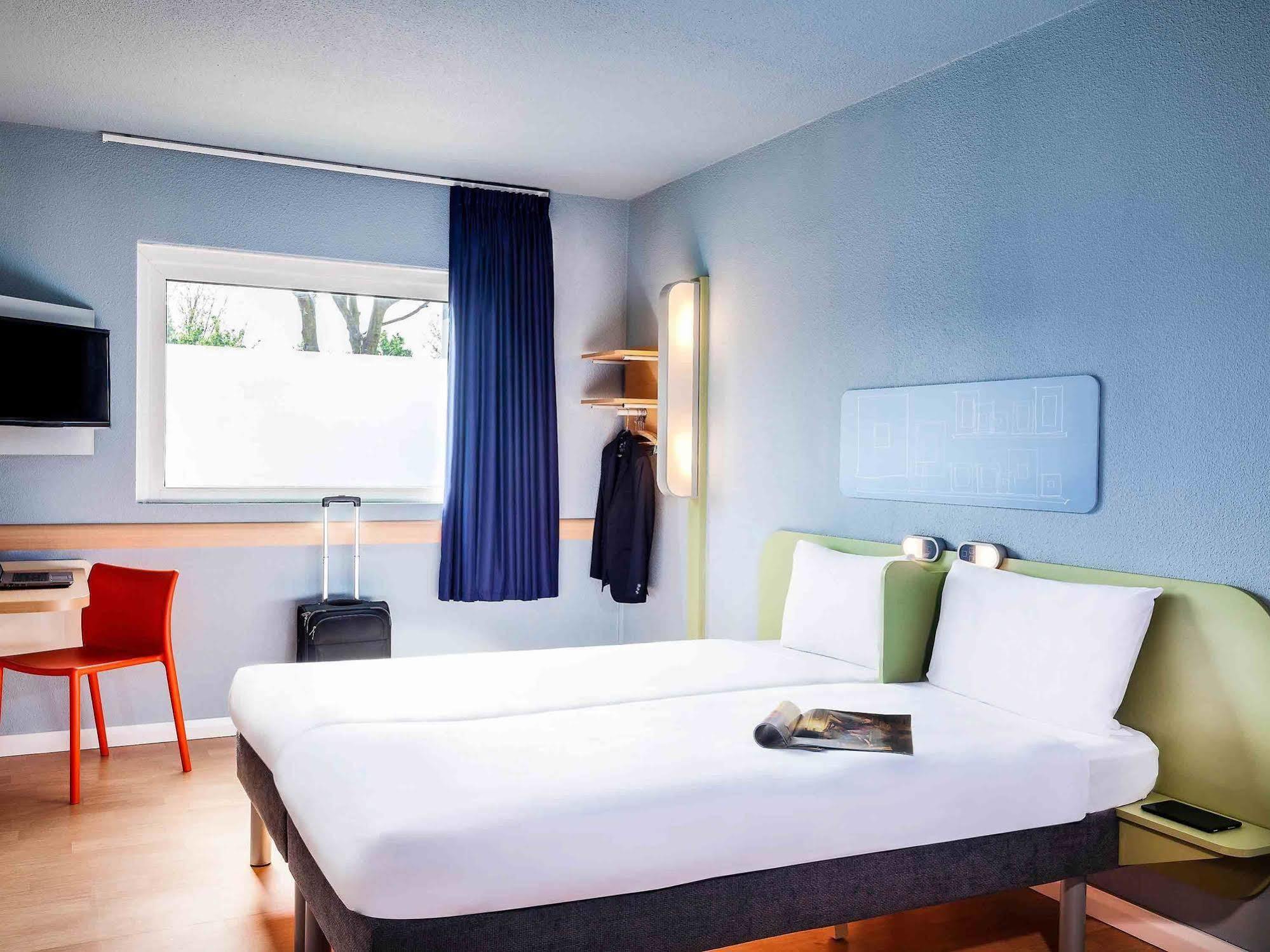 Ibis Budget Cergy St Christophe Экстерьер фото