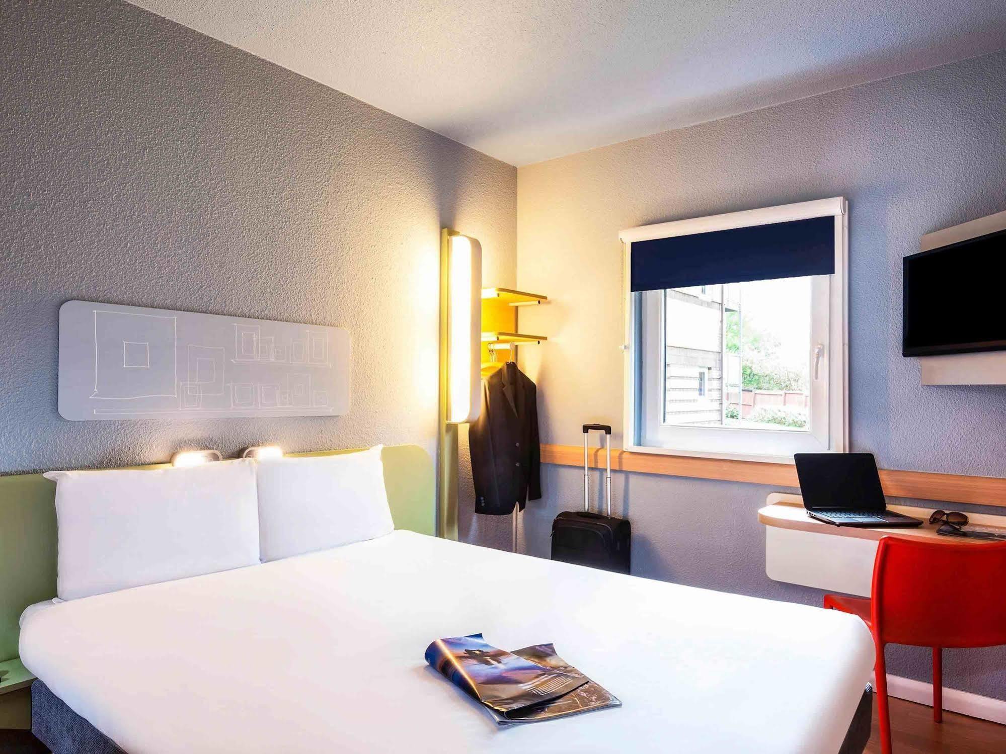 Ibis Budget Cergy St Christophe Экстерьер фото
