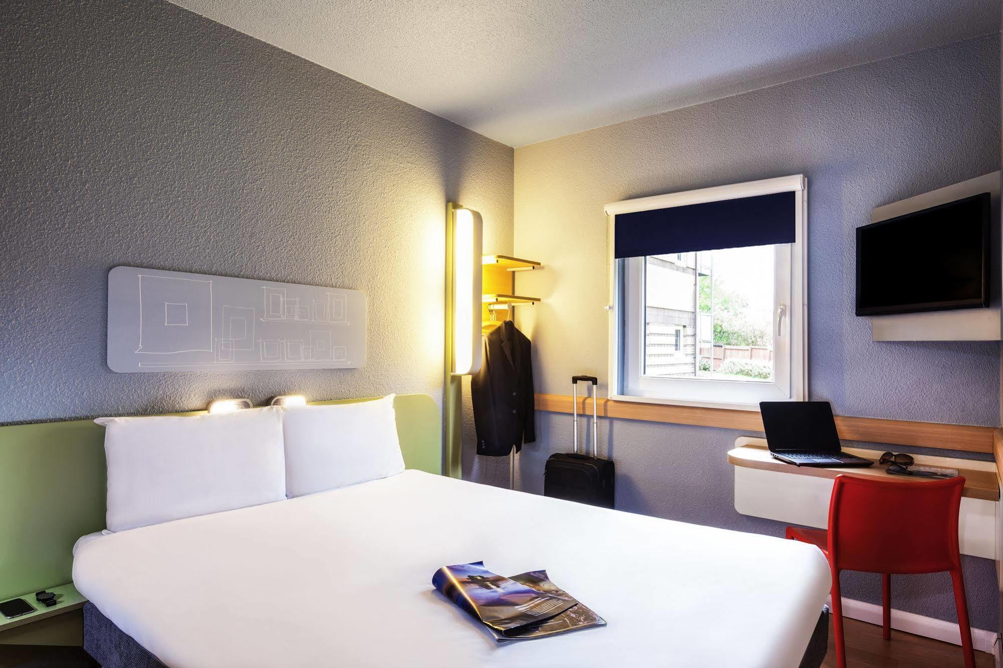 Ibis Budget Cergy St Christophe Экстерьер фото